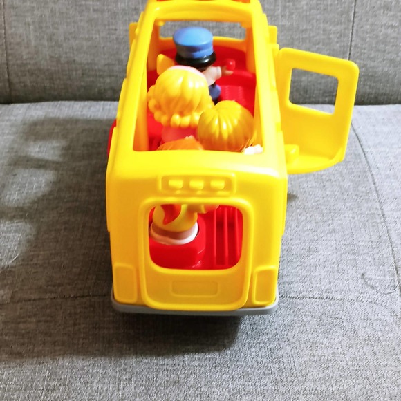 Vintage Fisher Price Toy School Bus with 4 Figures Music Lights Sounds Talking - Picture 5 of 9